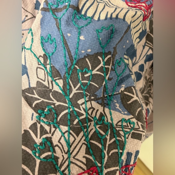 🩵 Beautiful midi skirt w/ cute detailing 🩵 - Picture 2 of 4